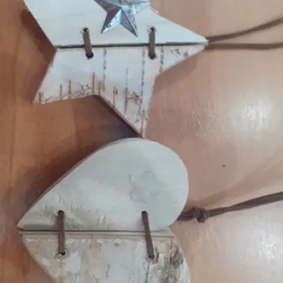 ΣΤΟΛΙΔΙ ΞΥΛΙΝΟ ΔΙΑΚΟΣΜΗΤΙΚΟ ΚΡΕΜΑΣΤΟ 2 ΣΧΕΔ.(ΑΣΤ.-ΚΑΡΔ) 9,5ΕΚ
